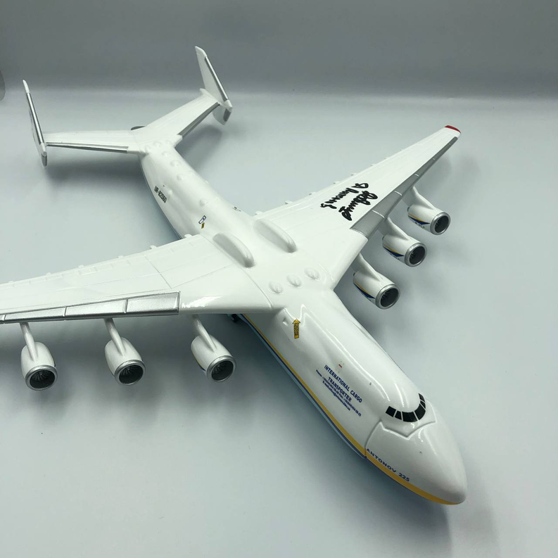 AIRCRAFT MODEL: ANTONOV AN-225 MRIYA UR-82060 WITH AUTOGRAPH PIC DMYTRO ANTONOV