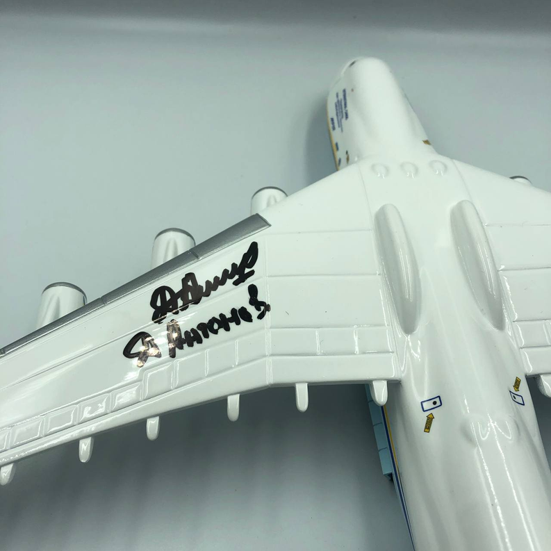 AIRCRAFT MODEL: ANTONOV AN-225 MRIYA UR-82060 WITH AUTOGRAPH PIC DMYTRO ANTONOV