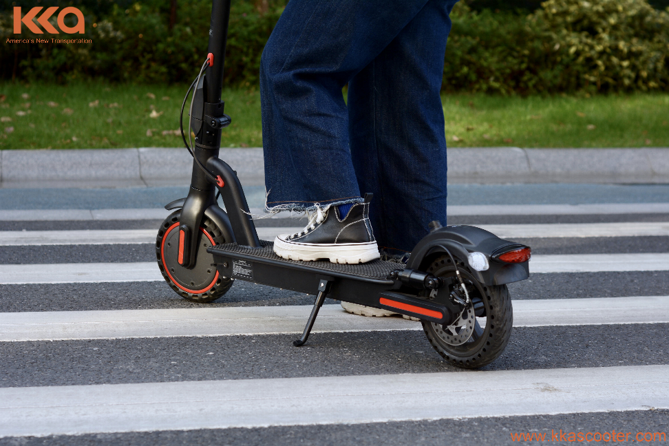 36V Freddo L2 E-Scooter 350W motor, shock absorbers, dual braking system and App, turn signal light and brake lights